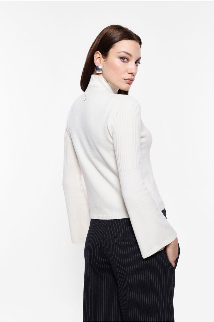 Turtleneck sweater with long sleeves