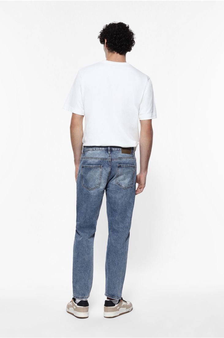 Straight-leg jeans with unique details