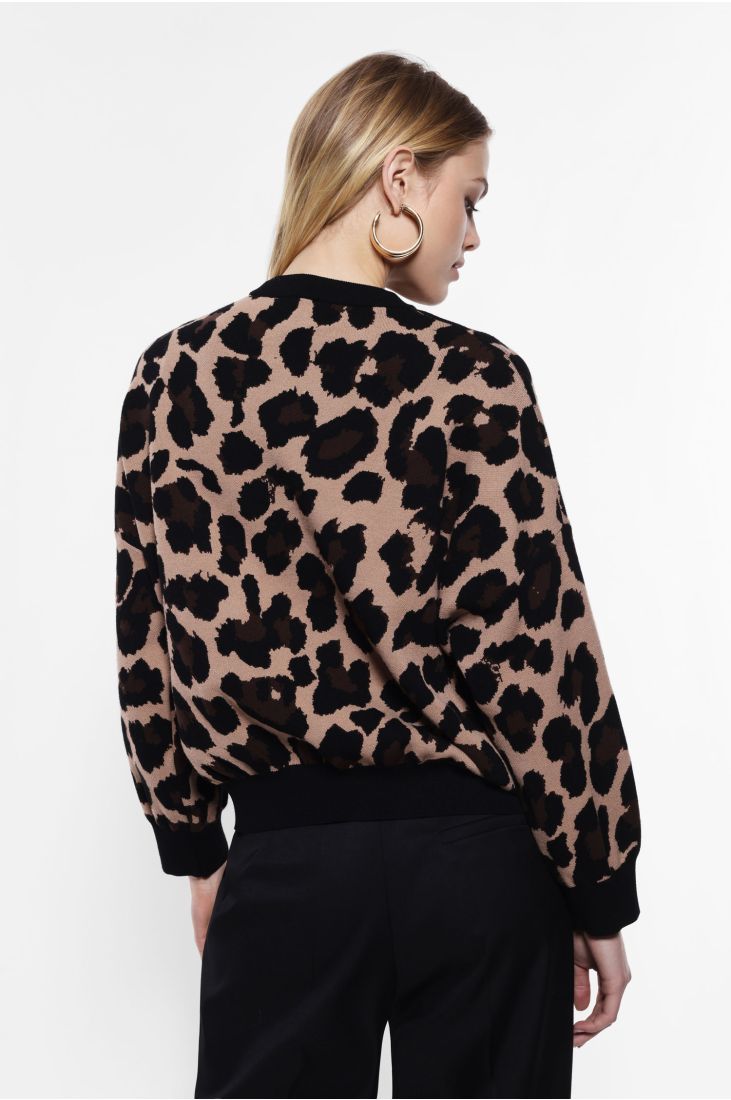 Animal print sweater with long sleeves