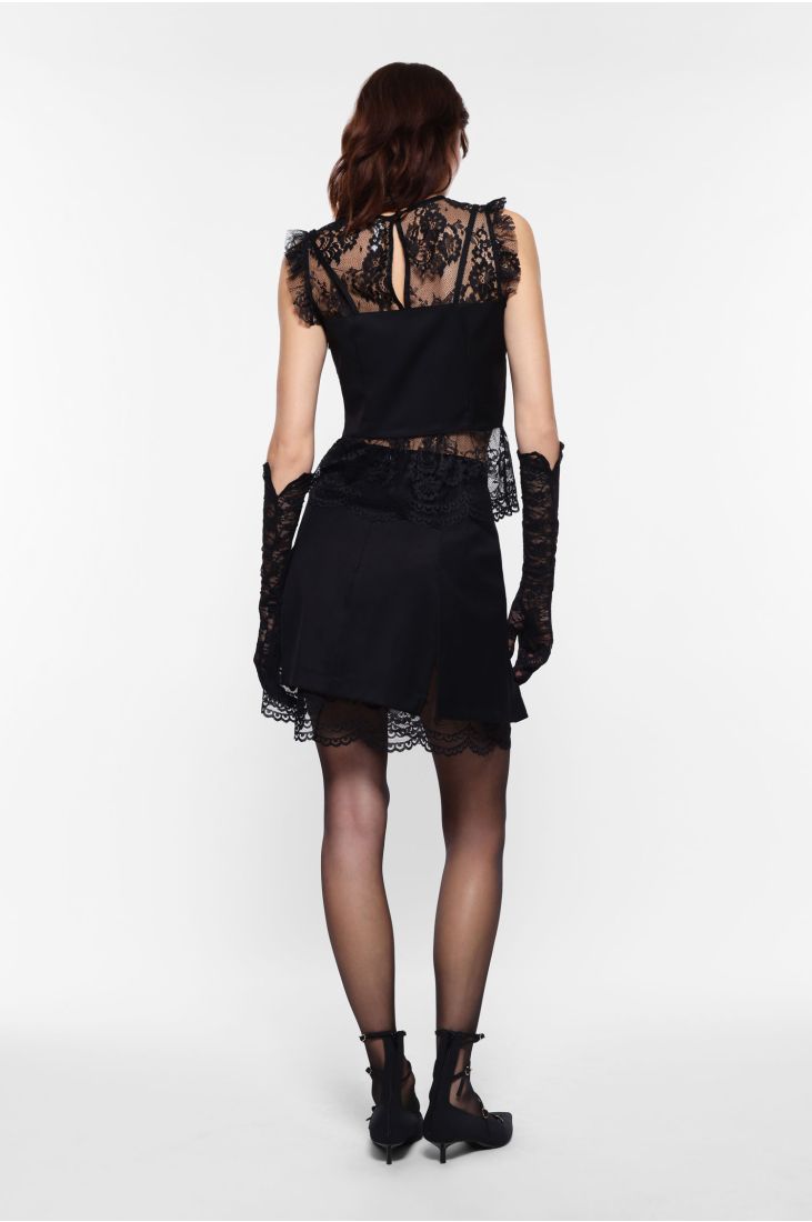 Short pleated skirt with lace hem