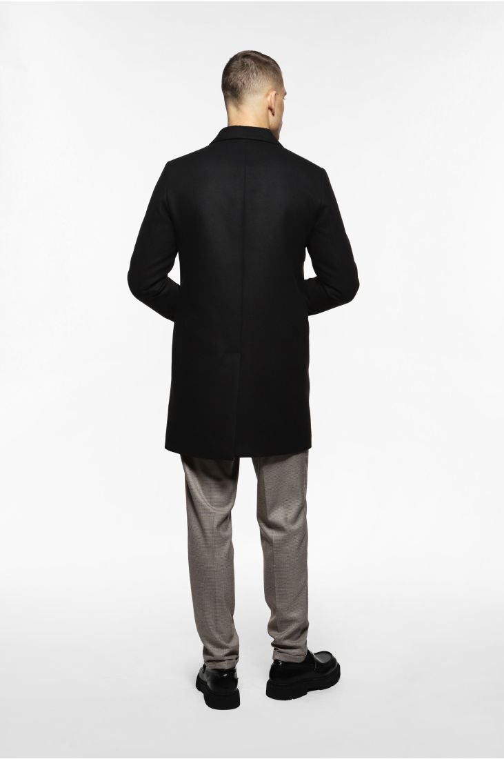 Coat with single breasted buttons