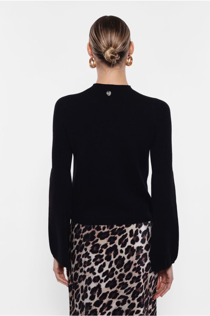 Pullover with round neck and puff sleeves