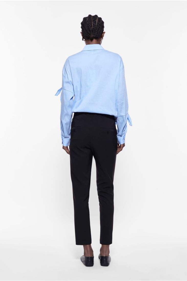 Trousers with elastic waistband and pockets