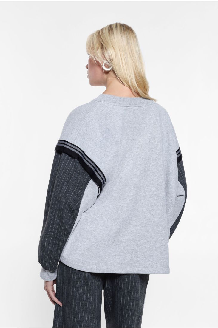 Sweatshirt with contrast sleeves