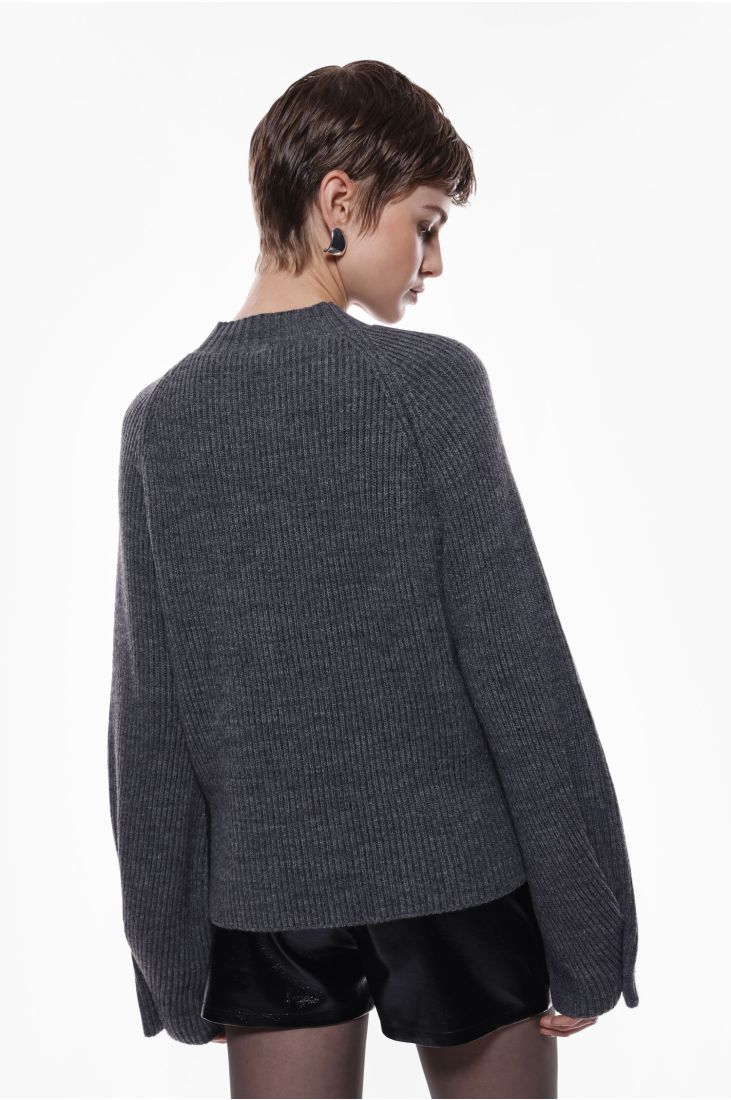 Ribbed sweater with wide long sleeves