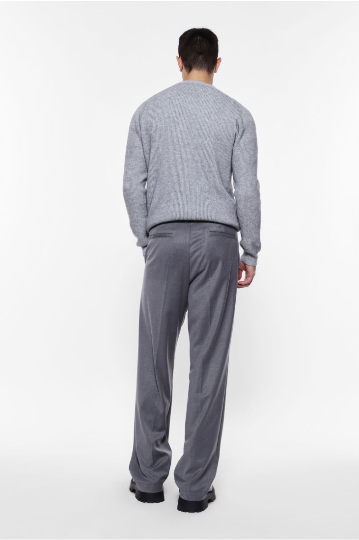 Trousers with pleats and mid-rise