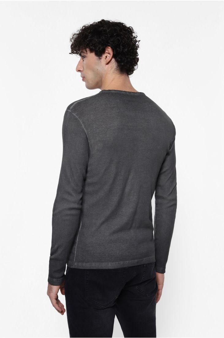 Long-sleeved t-shirt with v-neck