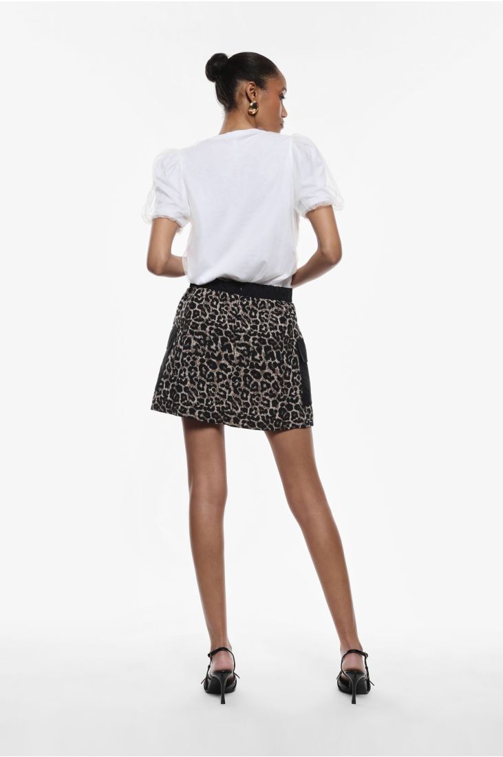 Short skirt with animal print