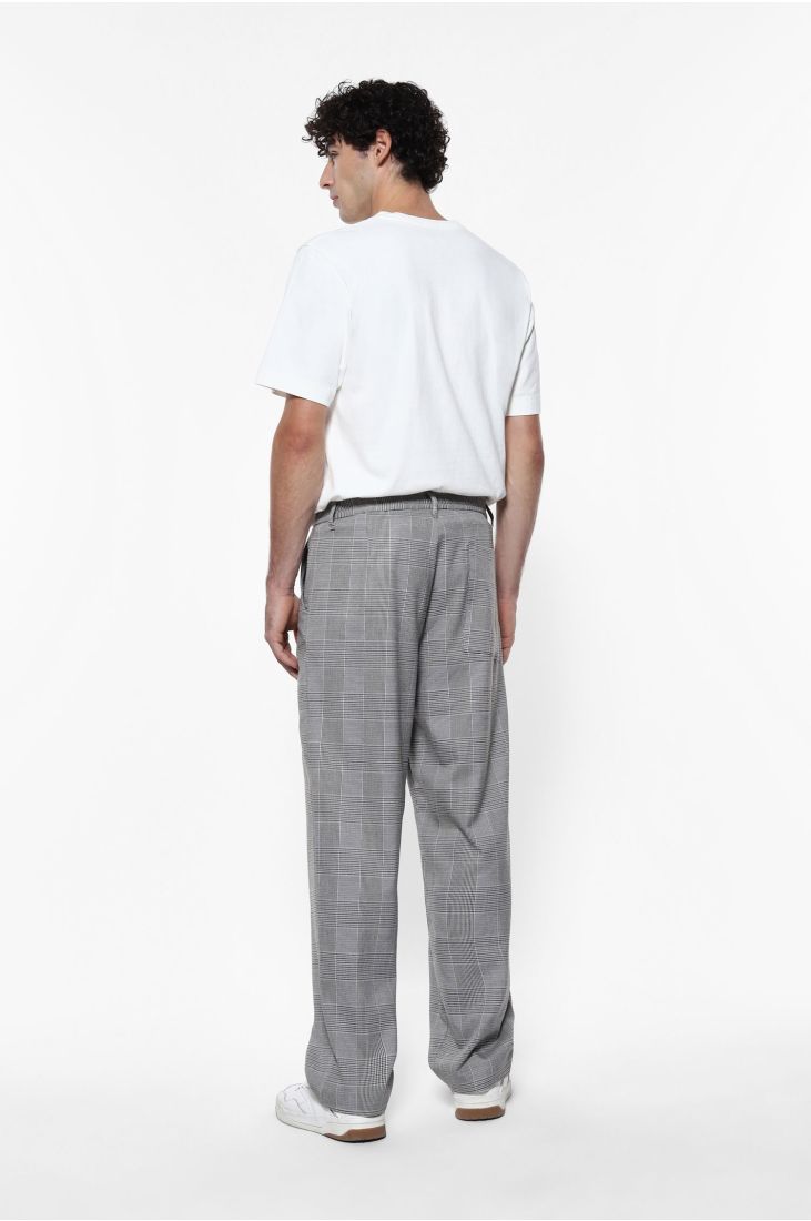 Trousers with checkered pattern and classic cut