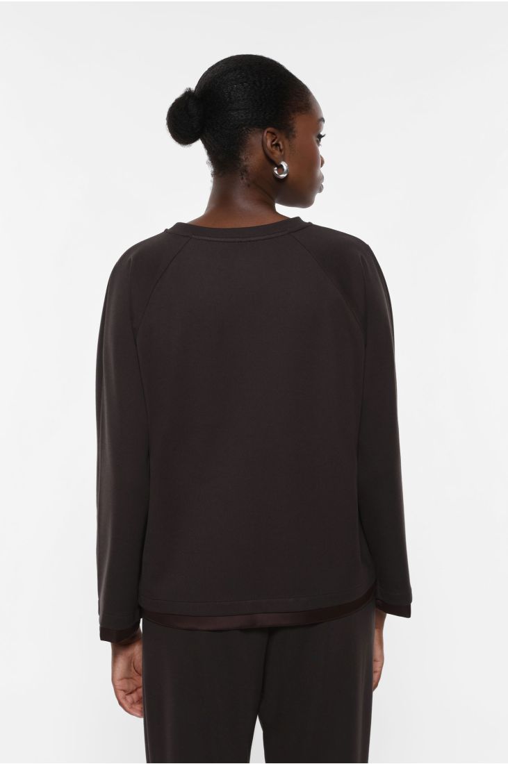 Round neck sweatshirt with long sleeves